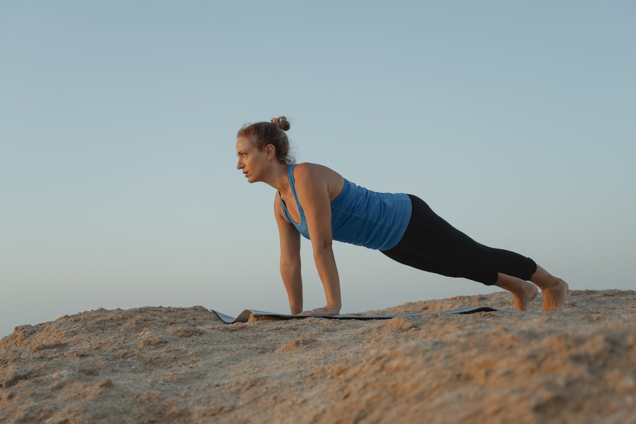 Mujer realizando una plancha, un ejercicio esencial para fortalecer el core, como parte de su rutina de abdominales en casa.